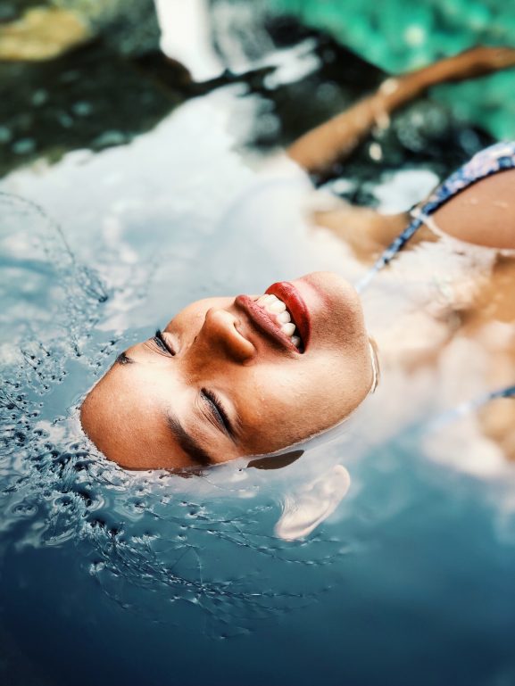 femme dans spa